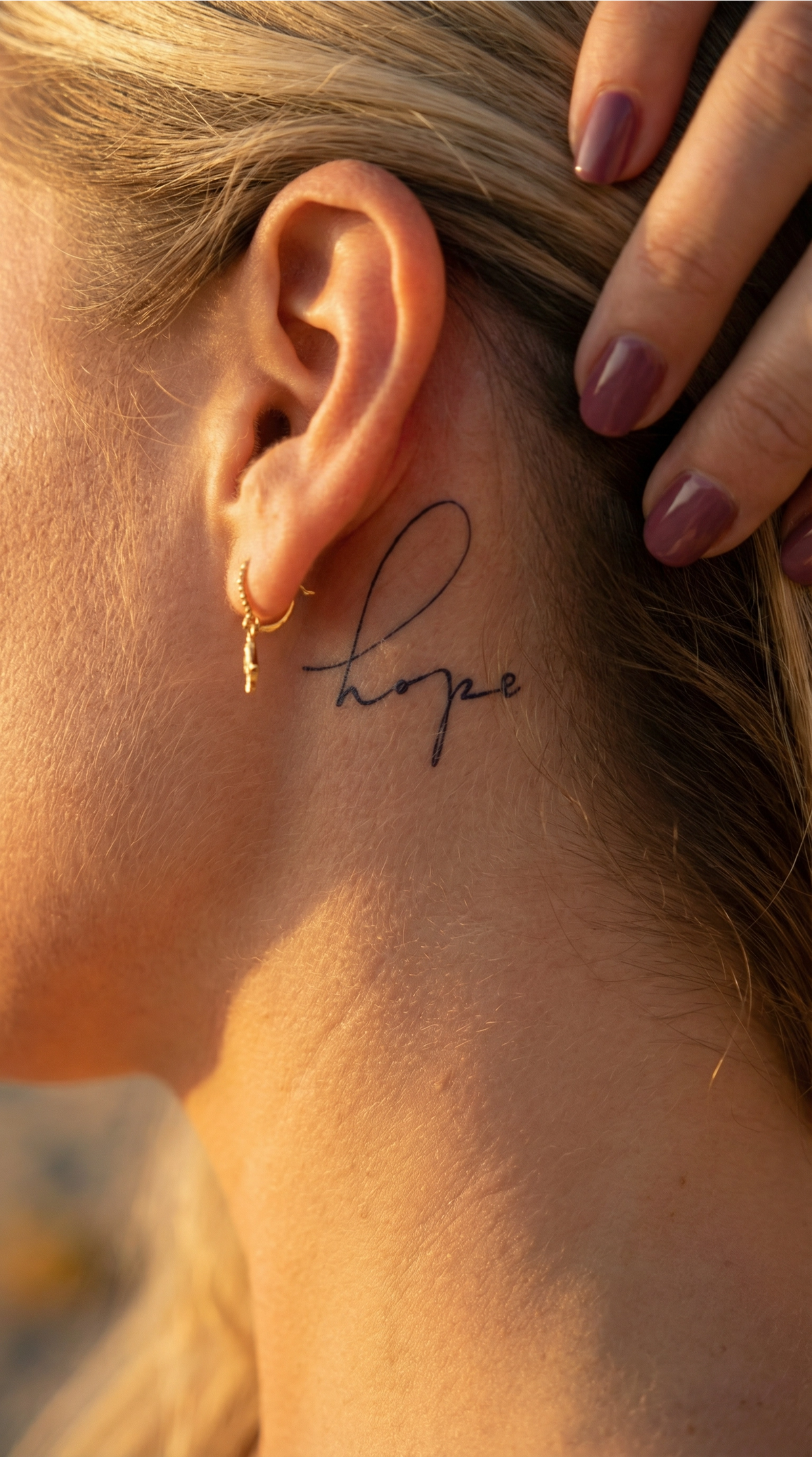 Hope, tatuaj temporar cu un cuvânt scurt, scris simplu, în stil minimalist