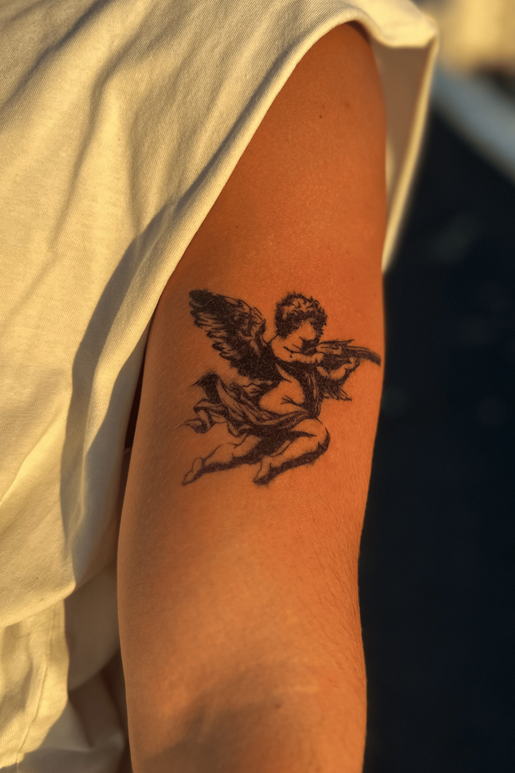 Model de tatuaj temporar Protectorul, înger războinic cu armă, inspirat din postura de protecție a Arhanghelului Mihail