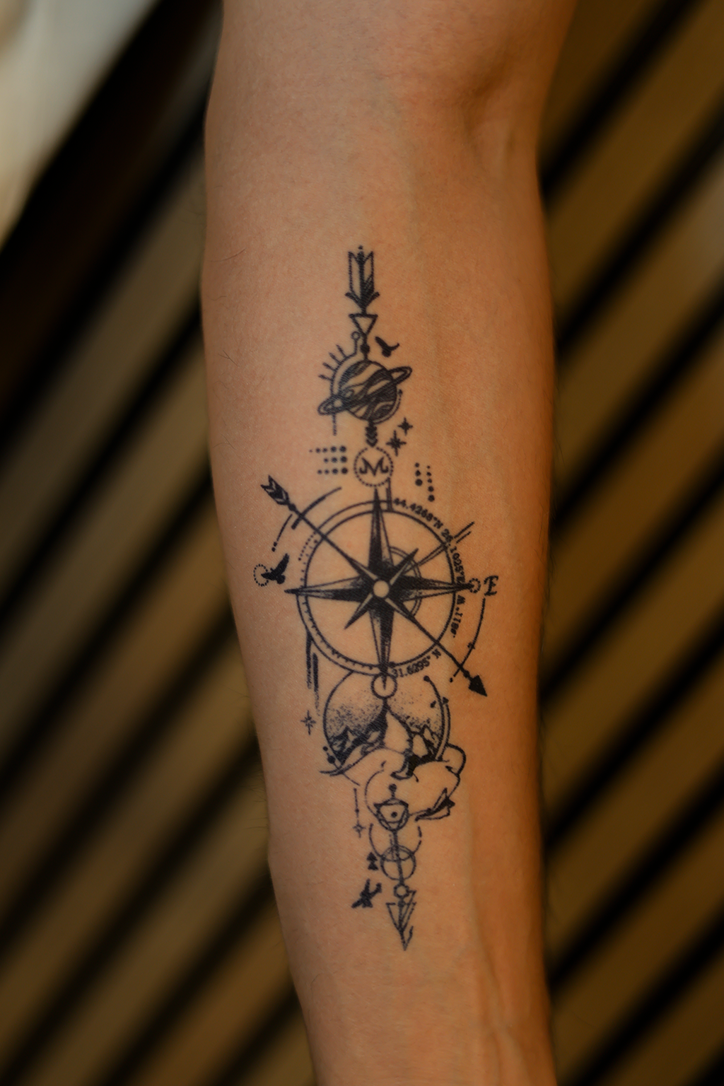 Model de tatuaj temporar Busola 2, cu linii fine și săgeți drepte, potrivit pentru observarea distorsiunii pe o zonă curbată