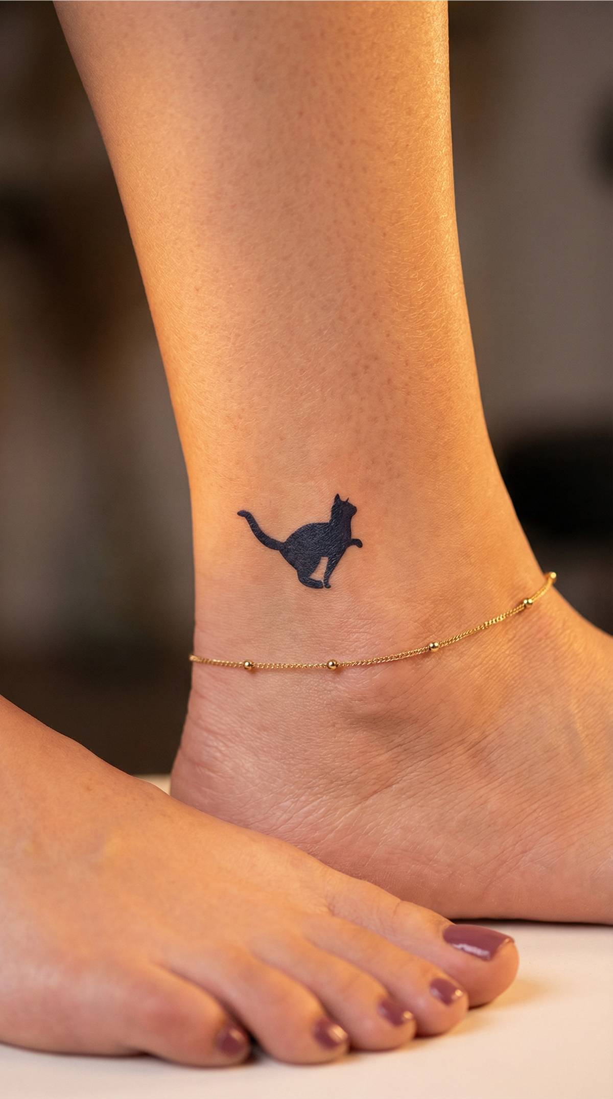 Model de tatuaj temporar cu o pisică desenată în linie fină, contur simplu