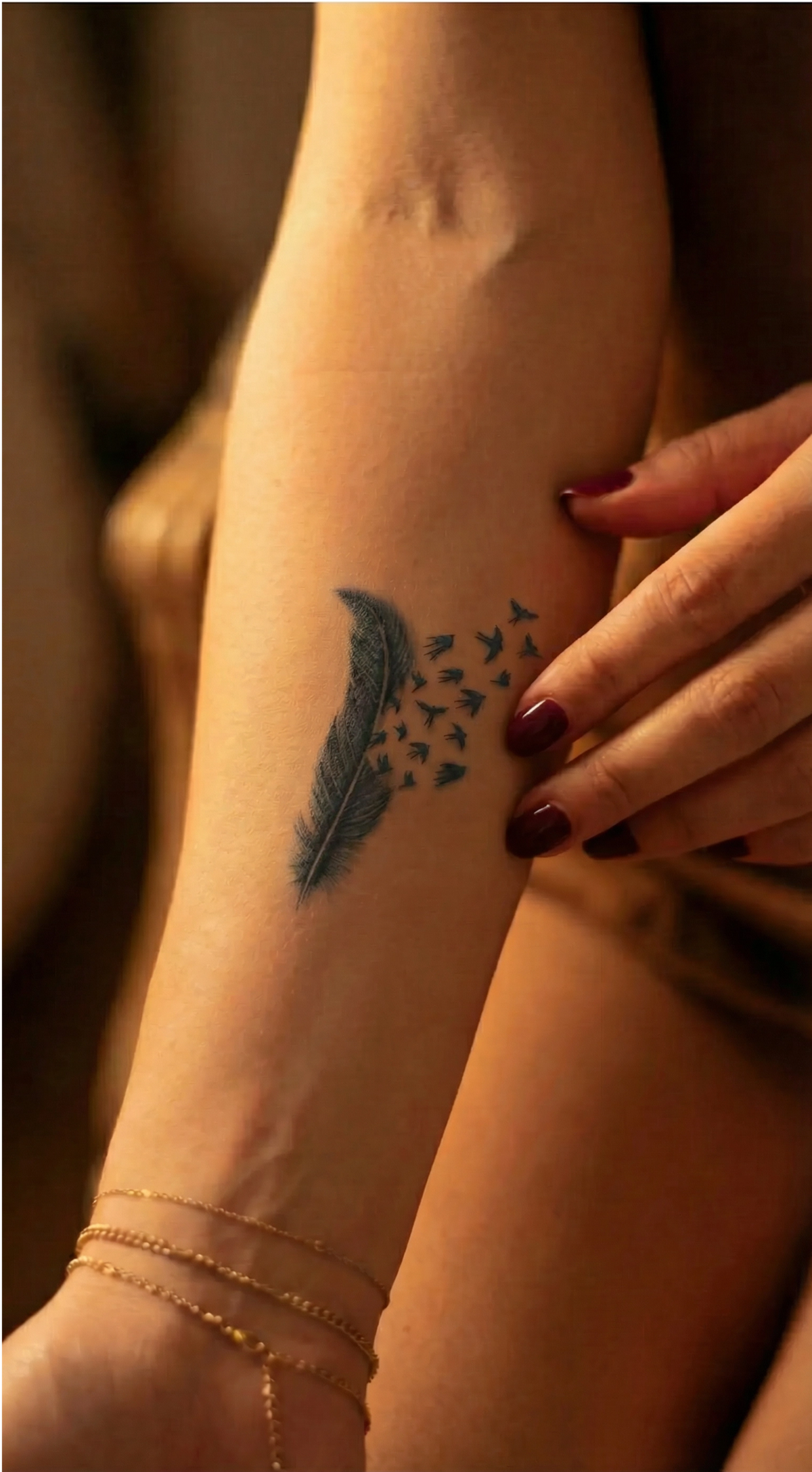 Model de tatuaj temporar cu linii fine, inspirat din natură, pe piele — motivul unei pene, nu al unui cerb