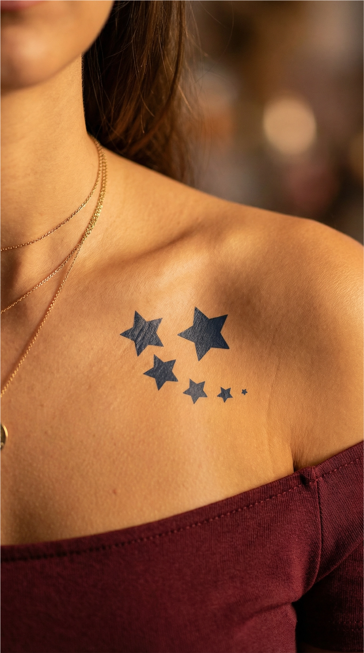 Tatuaj temporar cu șir de stele mici, în stil linie fină, aplicat pe piele