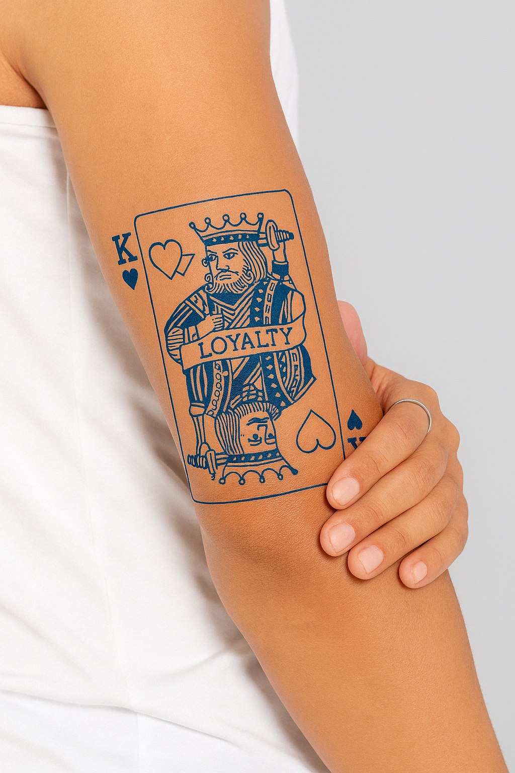 Loyalty – Tatuaj Semipermanent cu Mesaj de Loialitate și Design Minimalist

